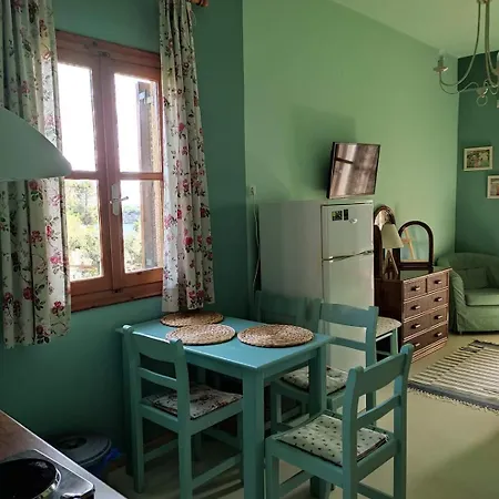 Guest house Iliolithos 4*