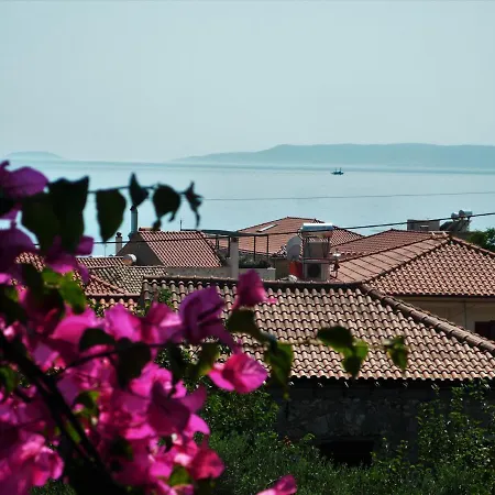 Guest house Iliolithos 4*